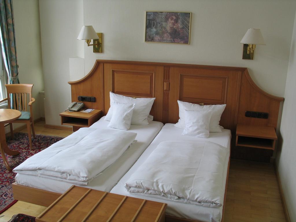 Hotel Roemischer Kaiser Трир Екстериор снимка
