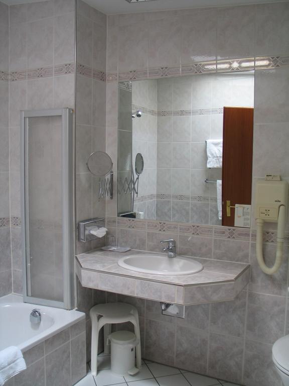 Hotel Roemischer Kaiser Трир Екстериор снимка